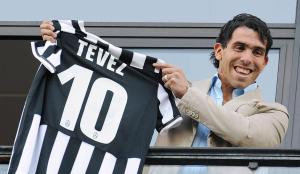 The new Argentinian forward of Juventus FC, Carlos Tevez, celebrates with supporters at the headquarters of Juventus in Turin, Italy, 26 June 2013., ANSA/ALESSANDRO DI MARCO